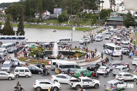 Khu trung tâm TP Đà Lạt tràn ngập xe du lịch - Ảnh 1. Khu trung tâm TP Đà Lạt tràn ngập xe du lịch - Ảnh 1.