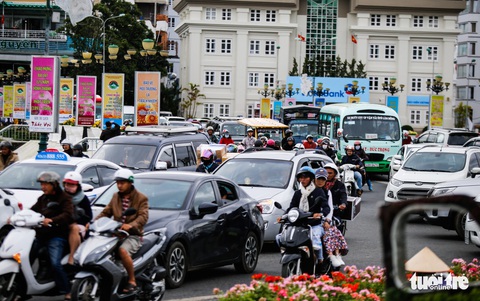 Khu trung tâm TP Đà Lạt tràn ngập xe du lịch - Ảnh 4. Khu trung tâm TP Đà Lạt tràn ngập xe du lịch - Ảnh 4.