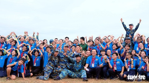 Chiến sĩ trẻ tranh tài với các bé thiếu nhi - Ảnh 1. Chiến sĩ trẻ tranh tài với các bé thiếu nhi - Ảnh 1.