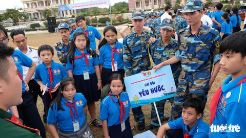 Chiến sĩ trẻ tranh tài với các bé thiếu nhi - Ảnh 10. Chiến sĩ trẻ tranh tài với các bé thiếu nhi - Ảnh 10.