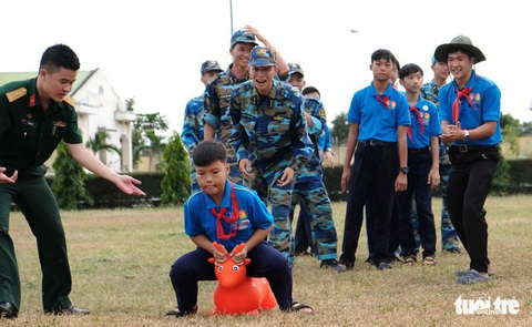 Chiến sĩ trẻ tranh tài với các bé thiếu nhi - Ảnh 4. Chiến sĩ trẻ tranh tài với các bé thiếu nhi - Ảnh 4.
