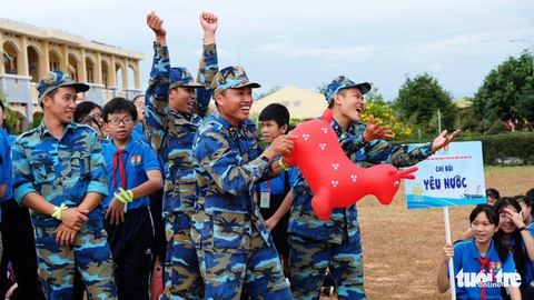 Chiến sĩ trẻ tranh tài với các bé thiếu nhi - Ảnh 5. Chiến sĩ trẻ tranh tài với các bé thiếu nhi - Ảnh 5.