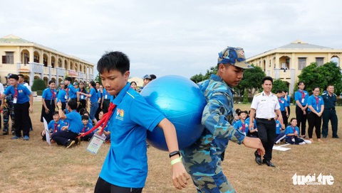 Chiến sĩ trẻ tranh tài với các bé thiếu nhi - Ảnh 8. Chiến sĩ trẻ tranh tài với các bé thiếu nhi - Ảnh 8.