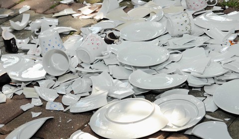 Mặc quần lót đỏ, đập vỡ đĩa và những tục đón năm mới độc đáo - Ảnh 2. Mặc quần lót đỏ, đập vỡ đĩa và những tục đón năm mới độc đáo - Ảnh 2.
