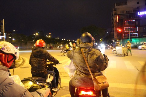 Tặng chăn ấm trong đêm Hà Nội co ro vì giá rét - Ảnh 3. Tặng chăn ấm trong đêm Hà Nội co ro vì giá rét - Ảnh 3.