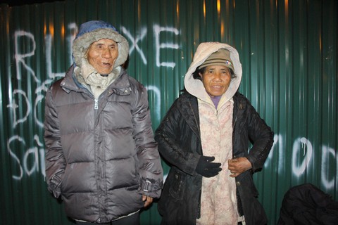 Tặng chăn ấm trong đêm Hà Nội co ro vì giá rét - Ảnh 5. Tặng chăn ấm trong đêm Hà Nội co ro vì giá rét - Ảnh 5.
