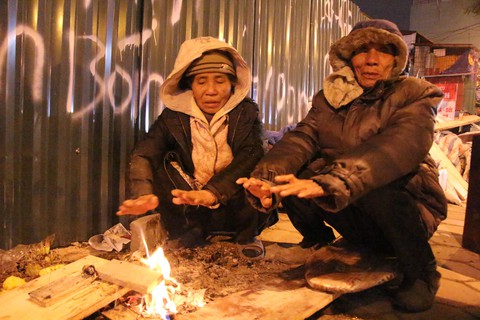 Tặng chăn ấm trong đêm Hà Nội co ro vì giá rét - Ảnh 1. Tặng chăn ấm trong đêm Hà Nội co ro vì giá rét - Ảnh 1.