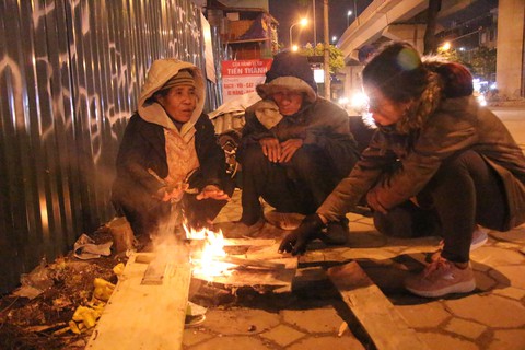 Tặng chăn ấm trong đêm Hà Nội co ro vì giá rét - Ảnh 6. Tặng chăn ấm trong đêm Hà Nội co ro vì giá rét - Ảnh 6.