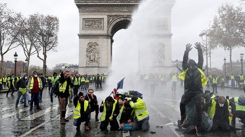 Macron sẽ xuống nước hay cứng rắn? - Ảnh 1. Macron sẽ xuống nước hay cứng rắn? - Ảnh 1.
