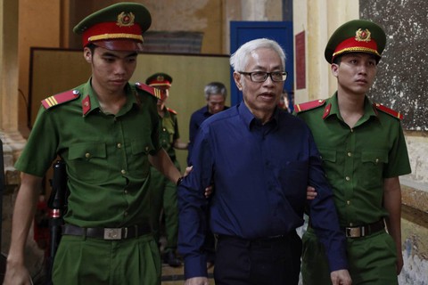 Ông Trần Phương Bình khai nghĩ Vũ nhôm biết nguồn gốc 200 tỉ - Ảnh 1. Ông Trần Phương Bình khai nghĩ Vũ nhôm biết nguồn gốc 200 tỉ - Ảnh 1.