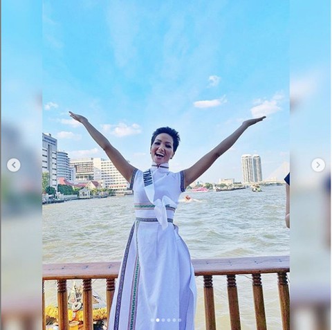 H’Hen Niê mang áo dài thổ cẩm lên tạp chí Vogue Thái Lan - Ảnh 2. H’Hen Niê mang áo dài thổ cẩm lên tạp chí Vogue Thái Lan - Ảnh 2.