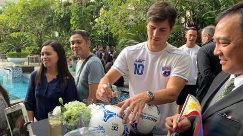 Thầy trò HLV Eriksson gặp gỡ CĐV Philippines tại Hà Nội - Ảnh 5. Thầy trò HLV Eriksson gặp gỡ CĐV Philippines tại Hà Nội - Ảnh 5.
