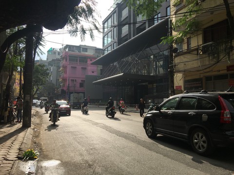 Hà Nội mùa đông sao lại nắng nóng giộp da? - Ảnh 1. Hà Nội mùa đông sao lại nắng nóng giộp da? - Ảnh 1.