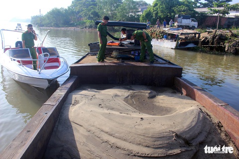 Bắt thuyền chở cát khai thác trái phép trên sông Đồng Nai - Ảnh 1. Bắt thuyền chở cát khai thác trái phép trên sông Đồng Nai - Ảnh 1.
