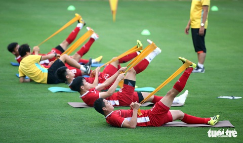 Hùng Dũng chấn thương, ông Park lo lắng - Ảnh 7. Hùng Dũng chấn thương, ông Park lo lắng - Ảnh 7.