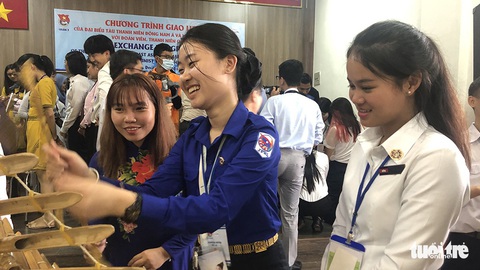 Đại biểu tàu thanh niên SSEAYP: Yêu quá áo dài và nhạc cụ Việt - Ảnh 1. Đại biểu tàu thanh niên SSEAYP: Yêu quá áo dài và nhạc cụ Việt - Ảnh 1.