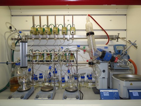 Hệ thống “chemputer” mới có thể cách mạng hóa sản xuất thuốc - Ảnh 1. Hệ thống “chemputer” mới có thể cách mạng hóa sản xuất thuốc - Ảnh 1.