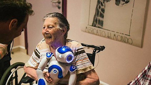 Để robot chăm mẹ già, có nên không? - Ảnh 1. Để robot chăm mẹ già, có nên không? - Ảnh 1.
