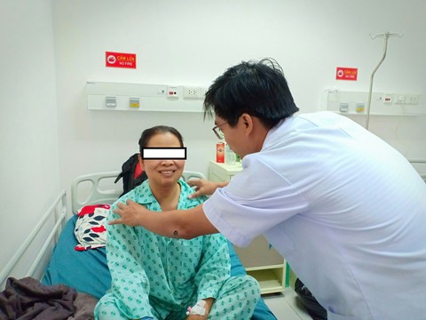 Lần đầu phẫu thuật nội soi cắt tuyến giáp không để lại sẹo - Ảnh 1. Lần đầu phẫu thuật nội soi cắt tuyến giáp không để lại sẹo - Ảnh 1.