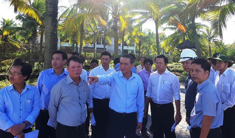 Bí thư Đà Nẵng kiểm tra vụ mở đường xuống biển cho dân - Ảnh 1. Bí thư Đà Nẵng kiểm tra vụ mở đường xuống biển cho dân - Ảnh 1.