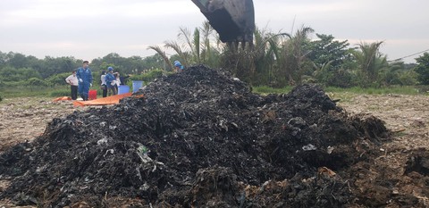 UBND TP chỉ đạo xử lý vụ đem chất thải đi san lấp mặt bằng - Ảnh 1. UBND TP chỉ đạo xử lý vụ đem chất thải đi san lấp mặt bằng - Ảnh 1.