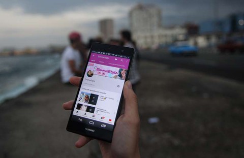 Cuba lần đầu cấp Internet 3G cho điện thoại di động - Ảnh 1. Cuba lần đầu cấp Internet 3G cho điện thoại di động - Ảnh 1.
