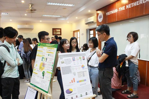 Sinh viên đại học Kinh tế TP.HCM thi hết môn bằng triển lãm báo cáo - Ảnh 1. Sinh viên đại học Kinh tế TP.HCM thi hết môn bằng triển lãm báo cáo - Ảnh 1.