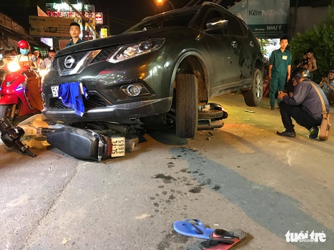 Ôtô va chạm nhiều xe máy, tài xế đóng cửa bỏ đi - Ảnh 2. Ôtô va chạm nhiều xe máy, tài xế đóng cửa bỏ đi - Ảnh 2.