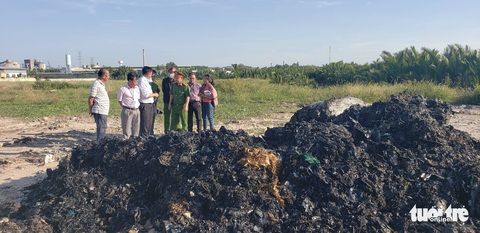 Vụ đem chất thải san lấp mặt bằng: khai quật tiếp điểm nghi chôn lấp - Ảnh 3. Vụ đem chất thải san lấp mặt bằng: khai quật tiếp điểm nghi chôn lấp - Ảnh 3.