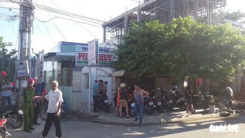 Hai công nhân nghi bị điện giật rơi xuống từ lầu 2 - Ảnh 1. Hai công nhân nghi bị điện giật rơi xuống từ lầu 2 - Ảnh 1.