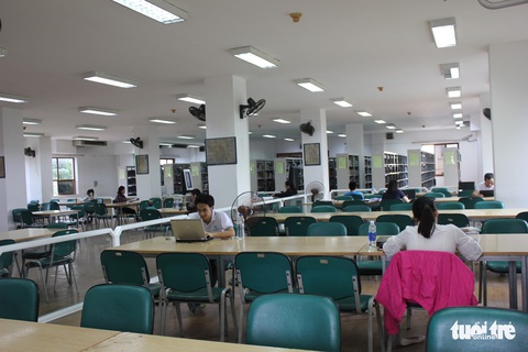 Thư viện vắng hơn chùa Bà Đanh nhưng vẫn say sưa kể thành tích - Ảnh 1. Thư viện vắng hơn chùa Bà Đanh nhưng vẫn say sưa kể thành tích - Ảnh 1.