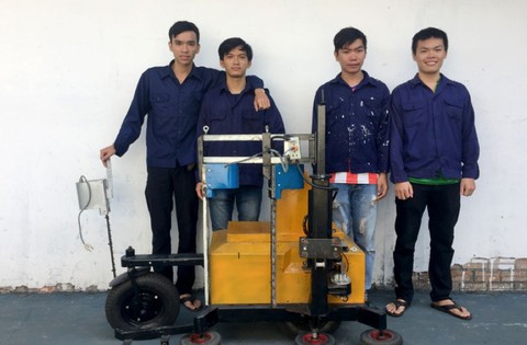 Robot cắt tỉa viền cây cảnh made by sinh viên - Ảnh 2. Robot cắt tỉa viền cây cảnh made by sinh viên - Ảnh 2.