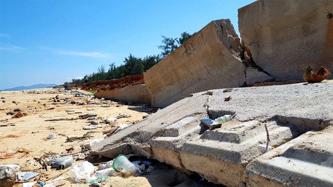 Kè biển đổ sập: thuê nhà thầu làm ẩu để... sửa chữa - Ảnh 1. Kè biển đổ sập: thuê nhà thầu làm ẩu để... sửa chữa - Ảnh 1.