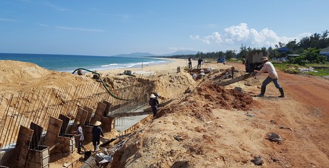Kè biển đổ sập: thuê nhà thầu làm ẩu để... sửa chữa - Ảnh 3. Kè biển đổ sập: thuê nhà thầu làm ẩu để... sửa chữa - Ảnh 3.