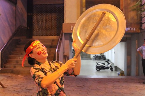 Người Việt cả nước đang ngây ngất chung niềm vui chiến thắng - Ảnh 16. Người Việt cả nước đang ngây ngất chung niềm vui chiến thắng - Ảnh 16.