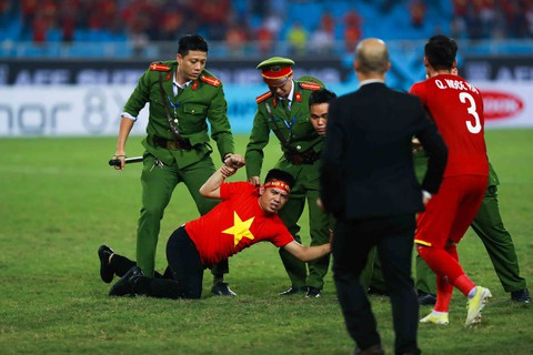 Hành động đẹp của đội trưởng Quế Ngọc Hải - Ảnh 2. Hành động đẹp của đội trưởng Quế Ngọc Hải - Ảnh 2.