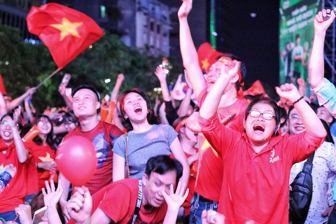 Người Việt cả nước đang ngây ngất chung niềm vui chiến thắng - Ảnh 7. Người Việt cả nước đang ngây ngất chung niềm vui chiến thắng - Ảnh 7.