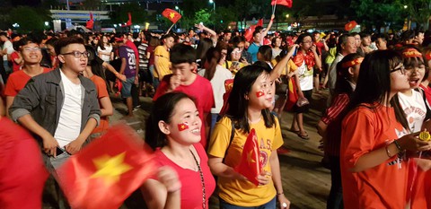 Người Việt cả nước đang ngây ngất chung niềm vui chiến thắng - Ảnh 4. Người Việt cả nước đang ngây ngất chung niềm vui chiến thắng - Ảnh 4.