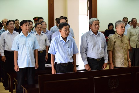 Cựu phó thống đốc Đặng Thanh Bình được hưởng án treo - Ảnh 1. Cựu phó thống đốc Đặng Thanh Bình được hưởng án treo - Ảnh 1.