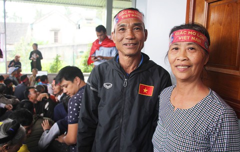 Mẹ Công Phượng, Văn Đức ra Hà Nội cổ vũ con đá ở Mỹ Đình - Ảnh 2. Mẹ Công Phượng, Văn Đức ra Hà Nội cổ vũ con đá ở Mỹ Đình - Ảnh 2.