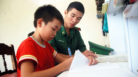 Nuôi chiến sĩ nhí trong đồn - Ảnh 1. Nuôi chiến sĩ nhí trong đồn - Ảnh 1.