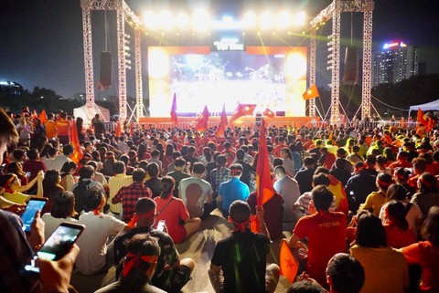 Cổ động viên nhuộm đỏ sân Mỹ Đình, sẵn sàng cháy cùng trận bán kết - Ảnh 2. Cổ động viên nhuộm đỏ sân Mỹ Đình, sẵn sàng cháy cùng trận bán kết - Ảnh 2.