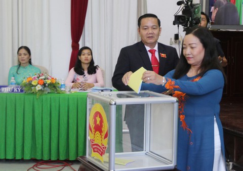 Chủ tịch, phó chủ tịch HĐND TP Cần Thơ đạt 53/53 phiếu tín nhiệm cao - Ảnh 2. Chủ tịch, phó chủ tịch HĐND TP Cần Thơ đạt 53/53 phiếu tín nhiệm cao - Ảnh 2.