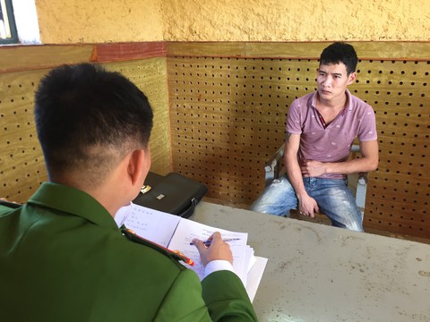 Vướng ôtô đậu trên đường, thanh niên rút súng tự chế bắn người - Ảnh 1. Vướng ôtô đậu trên đường, thanh niên rút súng tự chế bắn người - Ảnh 1.