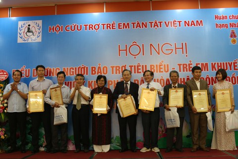 Biểu dương người bảo trợ, trẻ em khuyết tật tiêu biểu năm 2018 - Ảnh 1. Biểu dương người bảo trợ, trẻ em khuyết tật tiêu biểu năm 2018 - Ảnh 1.