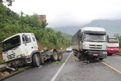Vì sao tai nạn liên tục xảy ra trong hầm Hải Vân? - Ảnh 1. Vì sao tai nạn liên tục xảy ra trong hầm Hải Vân? - Ảnh 1.
