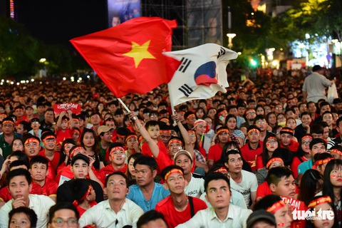 Bà cụ 92 tuổi ra phố đi bộ Nguyễn Huệ cổ vũ đội tuyển - Ảnh 9. Bà cụ 92 tuổi ra phố đi bộ Nguyễn Huệ cổ vũ đội tuyển - Ảnh 9.
