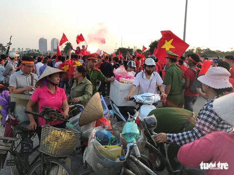 Cổ động viên nhuộm đỏ sân Mỹ Đình, sẵn sàng cháy cùng trận bán kết - Ảnh 12. Cổ động viên nhuộm đỏ sân Mỹ Đình, sẵn sàng cháy cùng trận bán kết - Ảnh 12.