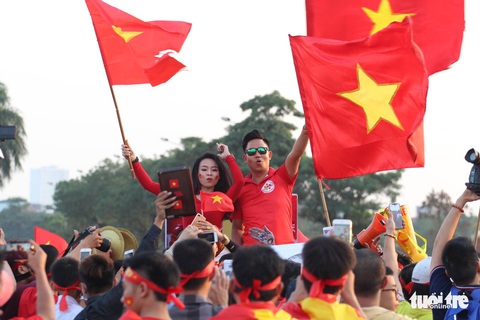 Cổ động viên nhuộm đỏ sân Mỹ Đình, sẵn sàng cháy cùng trận bán kết - Ảnh 10. Cổ động viên nhuộm đỏ sân Mỹ Đình, sẵn sàng cháy cùng trận bán kết - Ảnh 10.