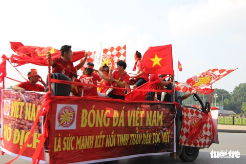 Cổ động viên nhuộm đỏ sân Mỹ Đình, sẵn sàng cháy cùng trận bán kết - Ảnh 16. Cổ động viên nhuộm đỏ sân Mỹ Đình, sẵn sàng cháy cùng trận bán kết - Ảnh 16.